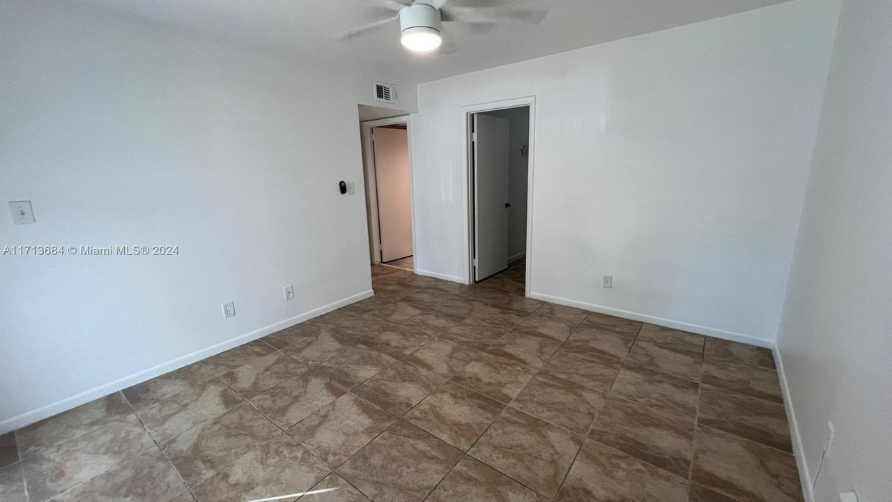 For Rent: $1,800 (1 beds, 1 baths, 841 Square Feet)