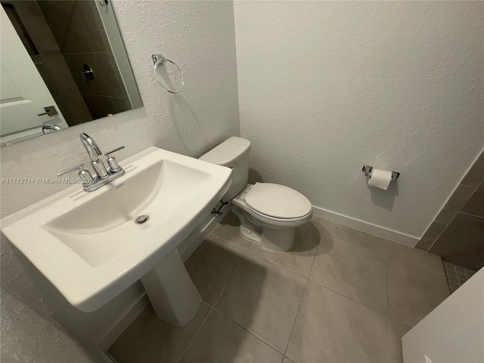 Firt floor full bathroom