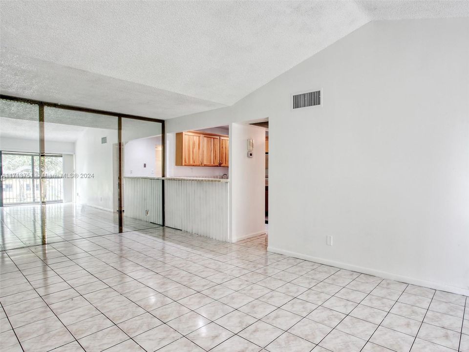 For Rent: $2,200 (2 beds, 2 baths, 875 Square Feet)