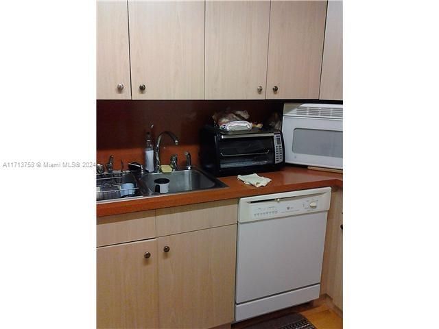 For Rent: $2,300 (2 beds, 2 baths, 1200 Square Feet)