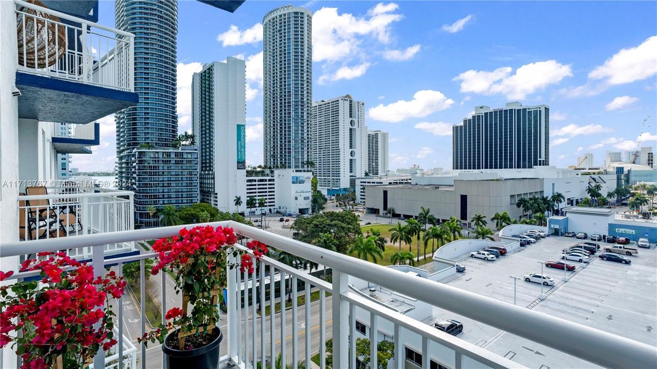 For Sale: $499,000 (2 beds, 2 baths, 1057 Square Feet)