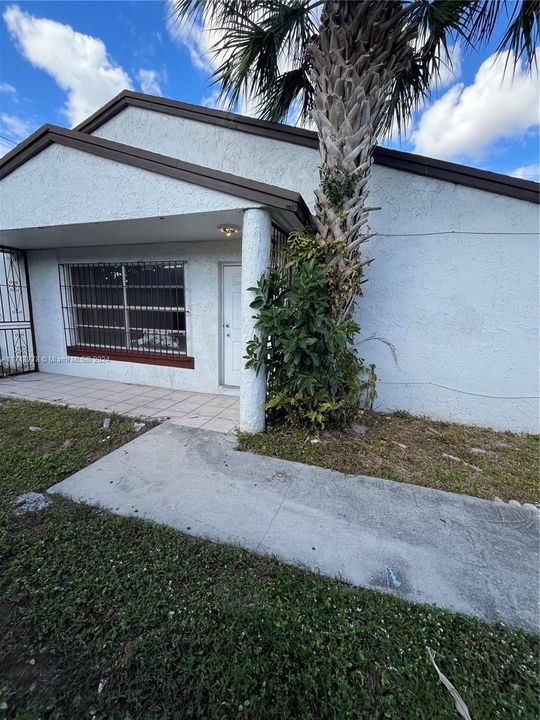 For Rent: $3,500 (4 beds, 2 baths, 1302 Square Feet)