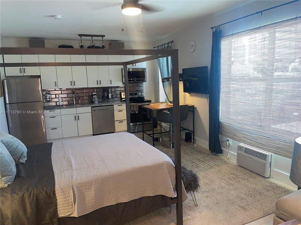 For Rent: $2,000 (0 beds, 1 baths, 350 Square Feet)