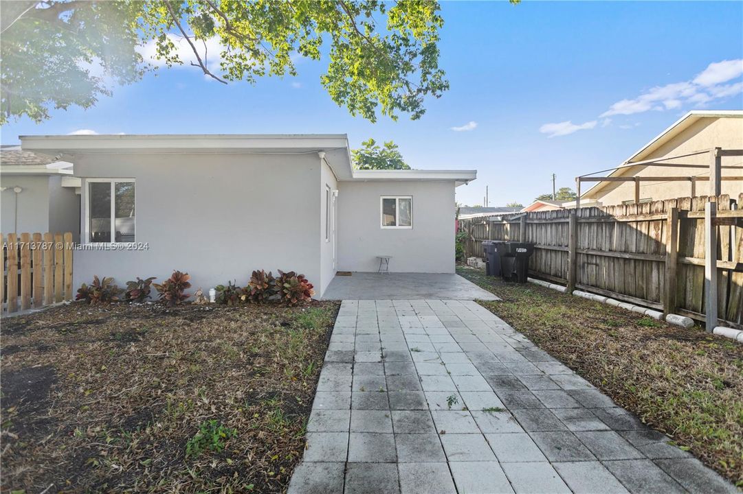 1/1 separate home with fenced in parking and front yard