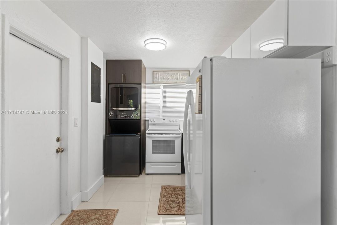 full kitchen with washer and dryer