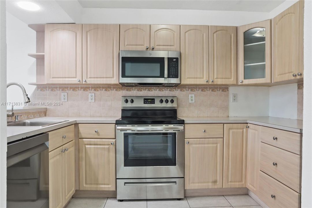 For Rent: $3,200 (3 beds, 2 baths, 1940 Square Feet)