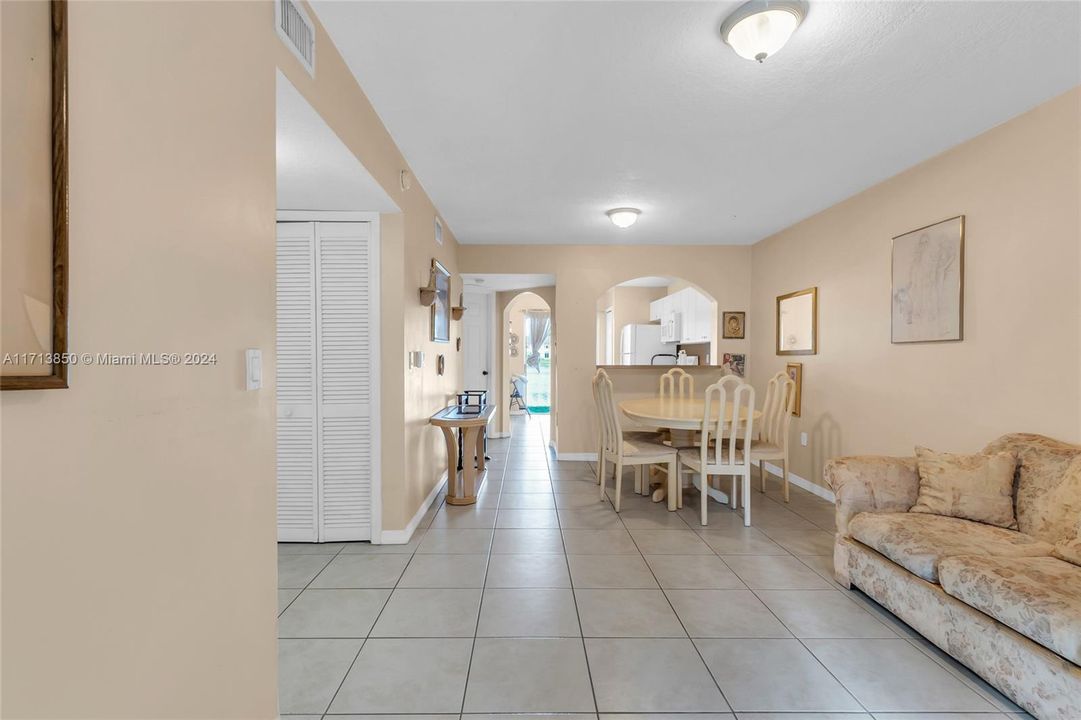 For Sale: $230,000 (2 beds, 2 baths, 822 Square Feet)