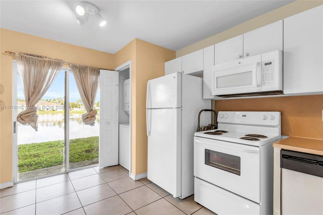 For Sale: $230,000 (2 beds, 2 baths, 822 Square Feet)