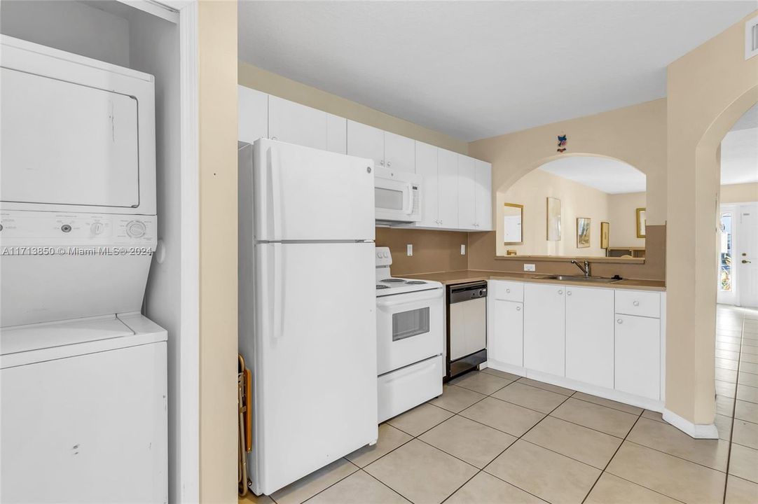 For Sale: $230,000 (2 beds, 2 baths, 822 Square Feet)