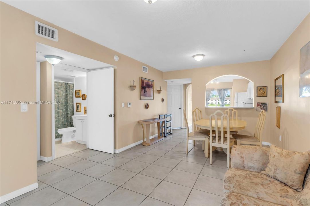 For Sale: $230,000 (2 beds, 2 baths, 822 Square Feet)