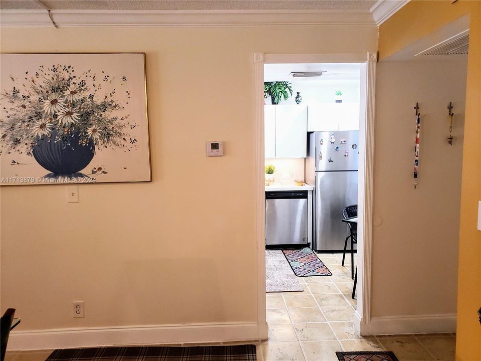 For Sale: $285,000 (2 beds, 2 baths, 994 Square Feet)