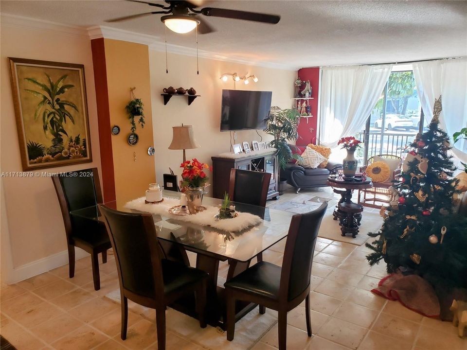 For Sale: $285,000 (2 beds, 2 baths, 994 Square Feet)