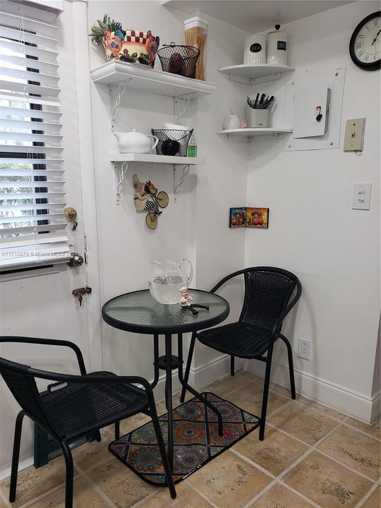 For Sale: $285,000 (2 beds, 2 baths, 994 Square Feet)