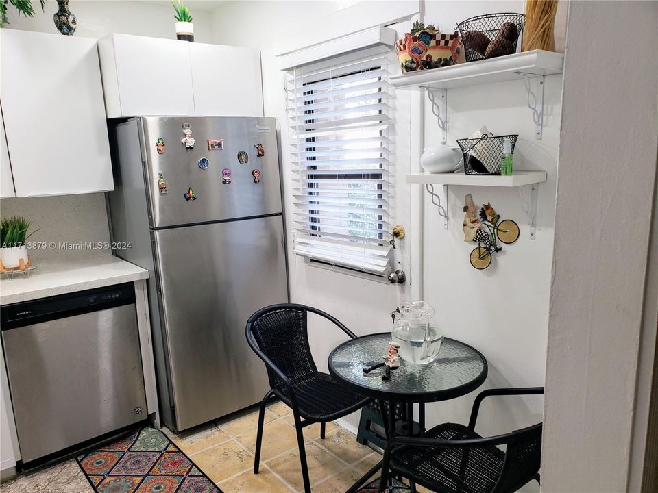 For Sale: $285,000 (2 beds, 2 baths, 994 Square Feet)