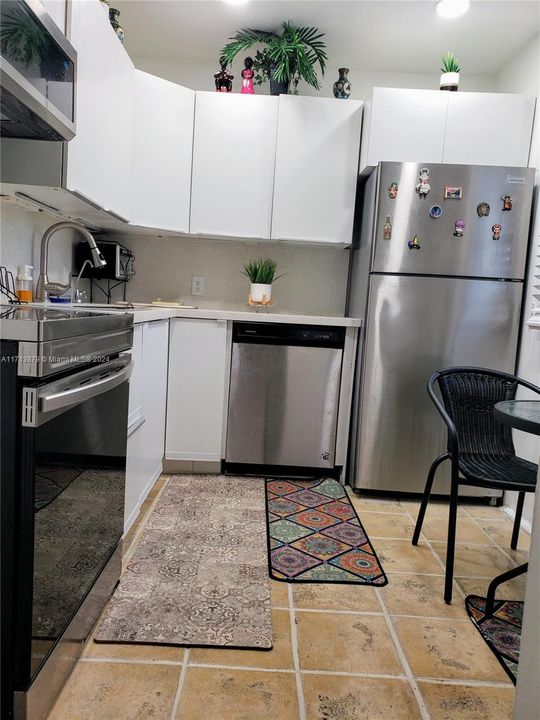 For Sale: $285,000 (2 beds, 2 baths, 994 Square Feet)