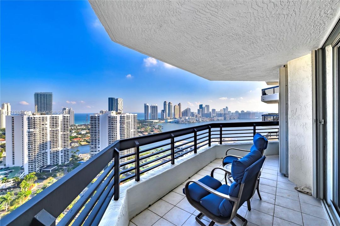 Large Balcony with Waterfront & Skyline Views!