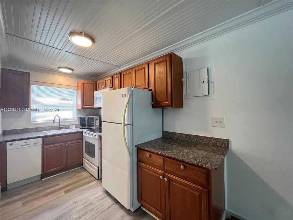 For Sale: $235,000 (2 beds, 1 baths, 670 Square Feet)