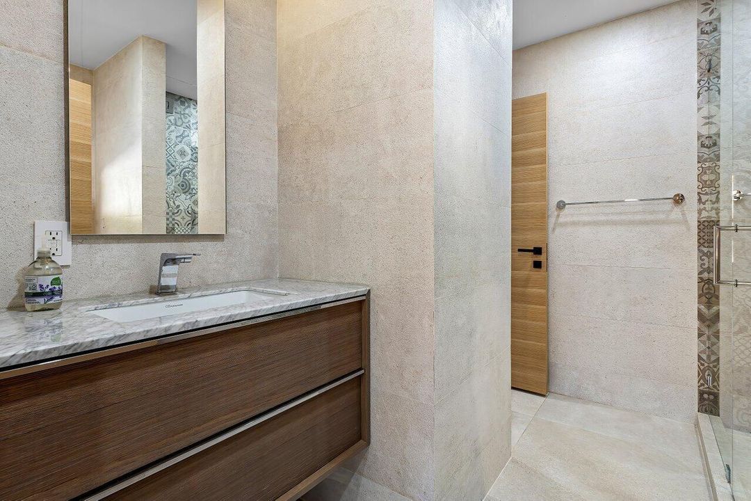 030-425CoralWay-FortLauderdale-FL-33301-
