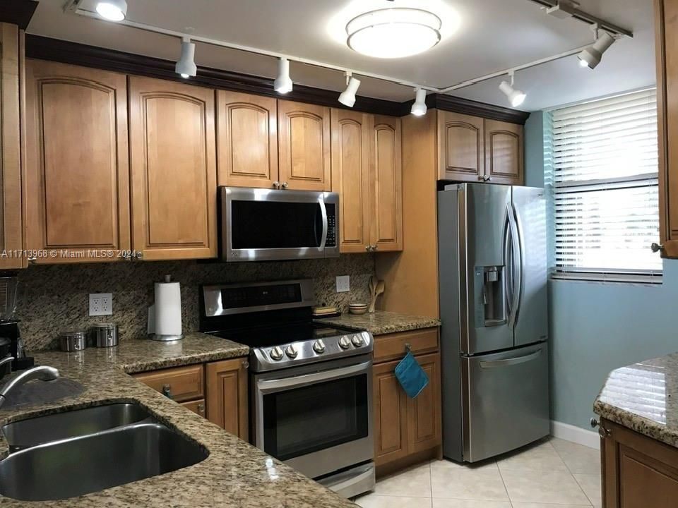 For Rent: $4,200 (1 beds, 2 baths, 1023 Square Feet)