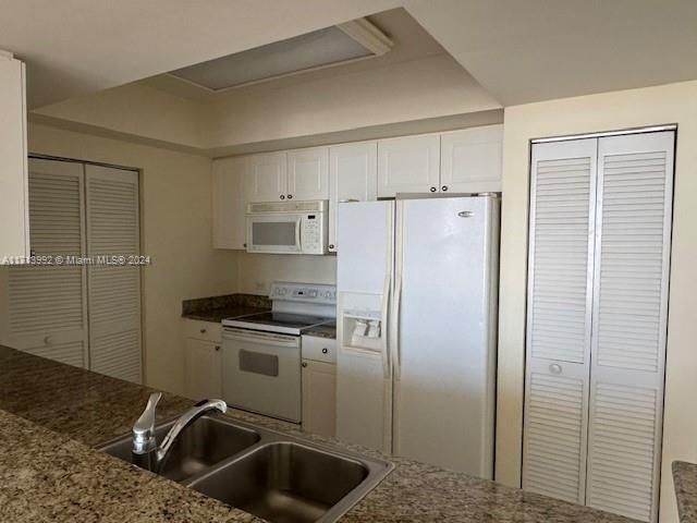 For Rent: $2,900 (2 beds, 2 baths, 1175 Square Feet)