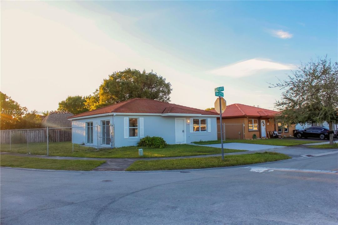 For Sale: $550,000 (3 beds, 2 baths, 1221 Square Feet)