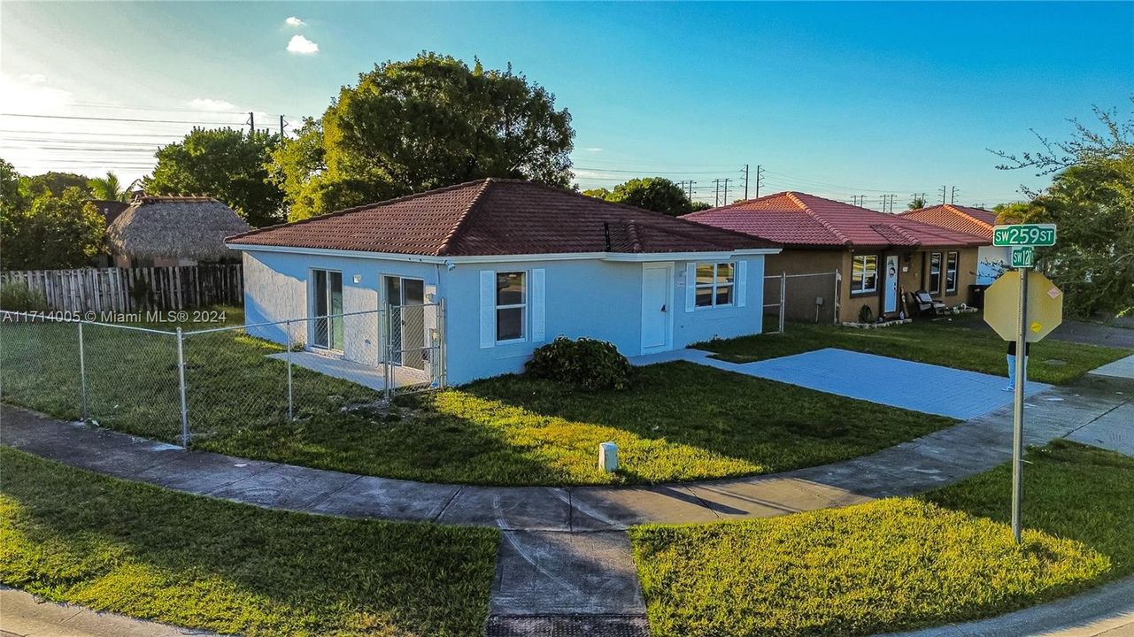 For Sale: $550,000 (3 beds, 2 baths, 1221 Square Feet)