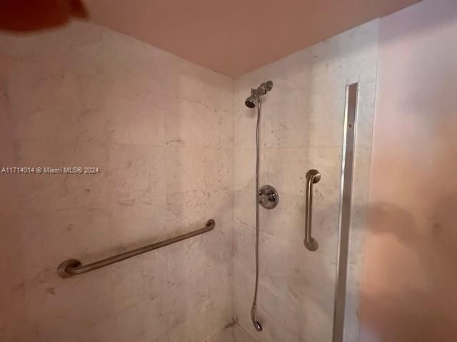 For Sale: $295,000 (1 beds, 1 baths, 1083 Square Feet)