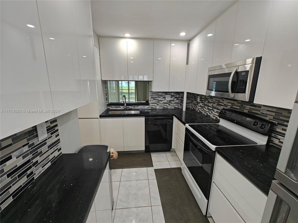 For Sale: $284,900 (2 beds, 2 baths, 1070 Square Feet)