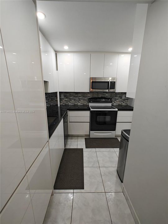 For Sale: $284,900 (2 beds, 2 baths, 1070 Square Feet)