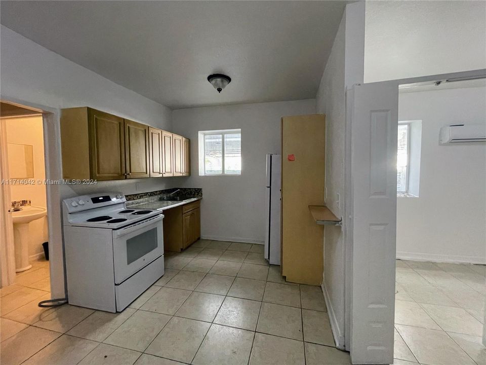 For Sale: $139,000 (1 beds, 1 baths, 465 Square Feet)