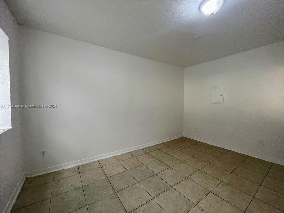 For Sale: $139,000 (1 beds, 1 baths, 465 Square Feet)