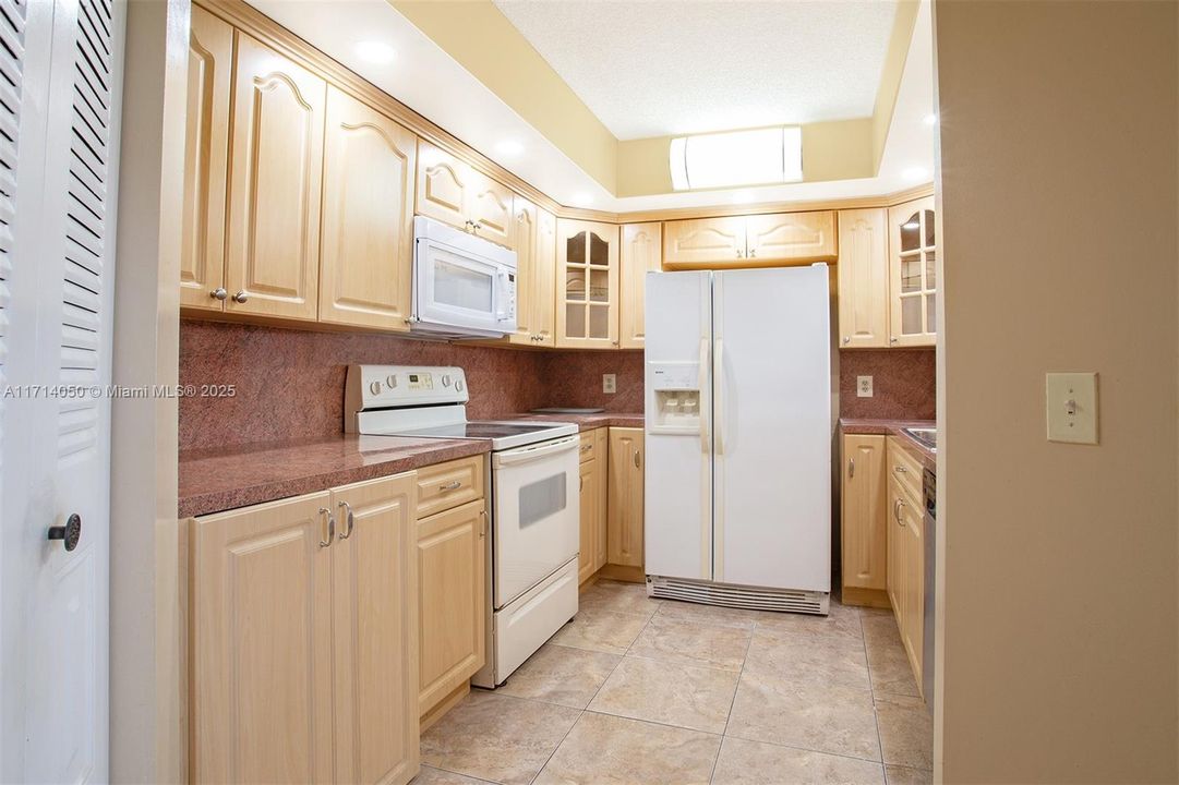 For Sale: $165,000 (1 beds, 1 baths, 840 Square Feet)