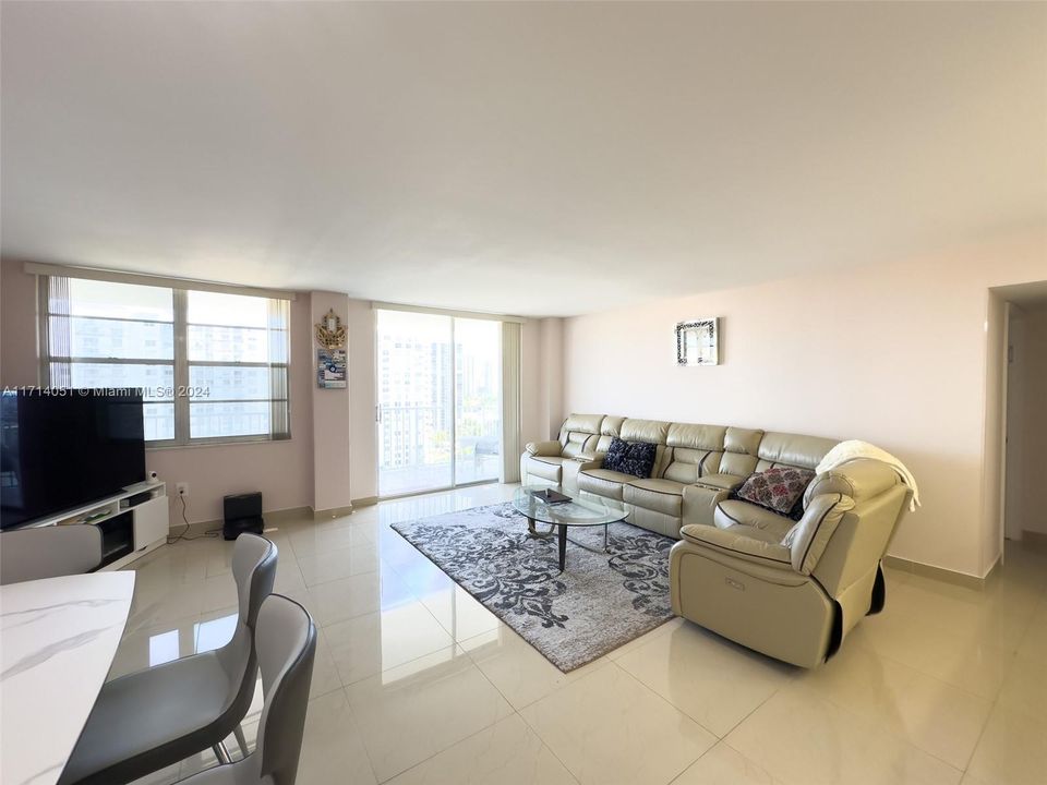 En Venta: $488,000 (2 camas, 2 baños, 1466 Pies cuadrados)