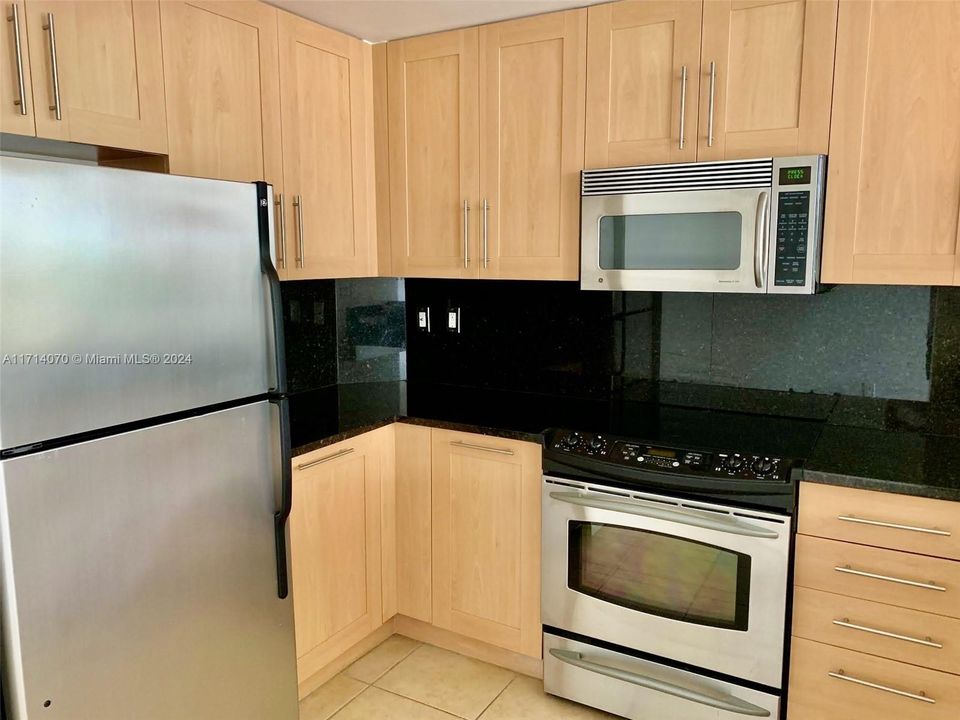 For Rent: $2,345 (0 beds, 1 baths, 634 Square Feet)