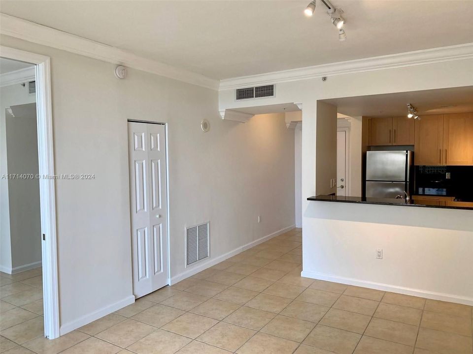 For Rent: $2,345 (0 beds, 1 baths, 634 Square Feet)