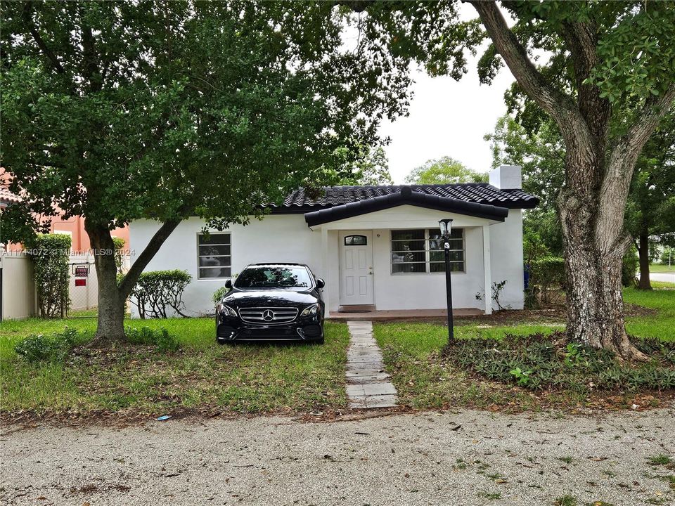 For Sale: $599,777 (4 beds, 2 baths, 1036 Square Feet)