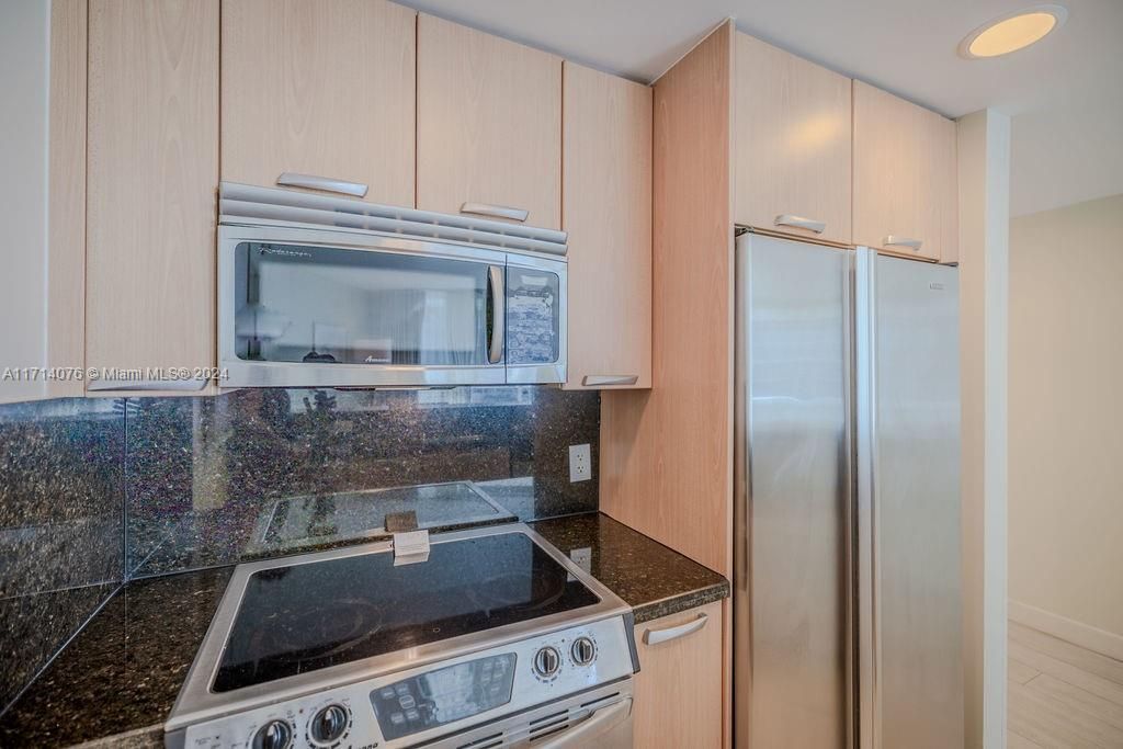 For Sale: $315,000 (1 beds, 1 baths, 906 Square Feet)