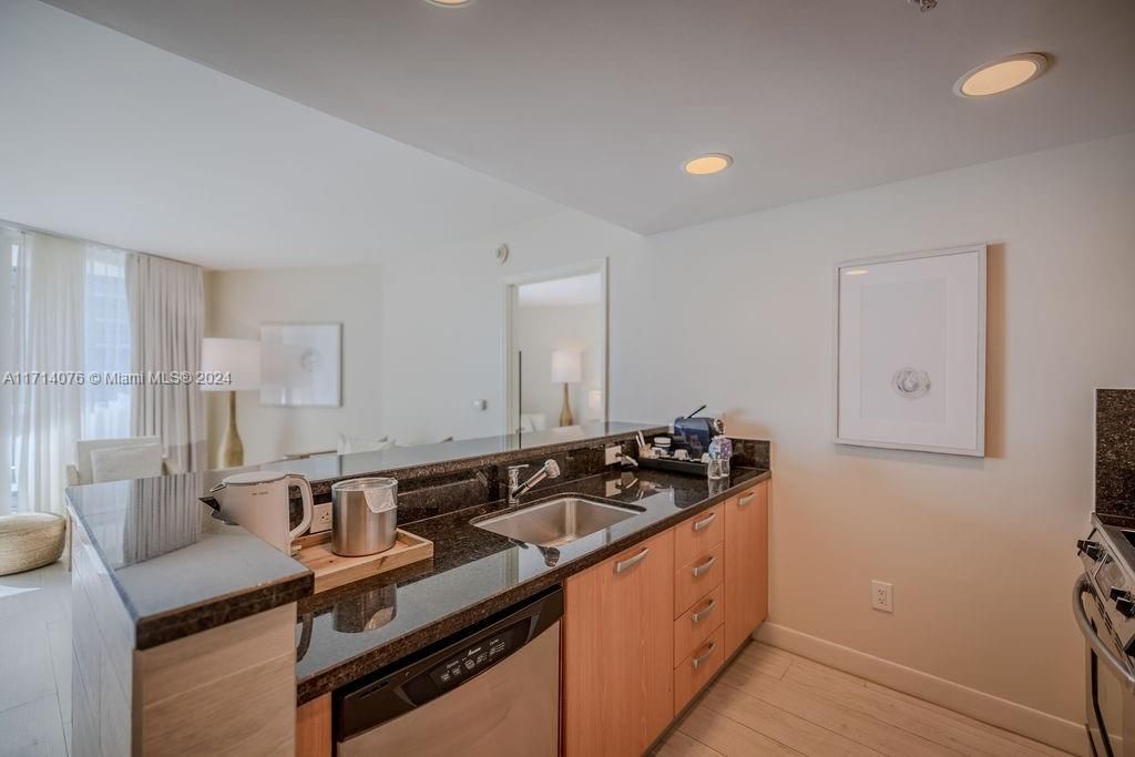 For Sale: $315,000 (1 beds, 1 baths, 906 Square Feet)