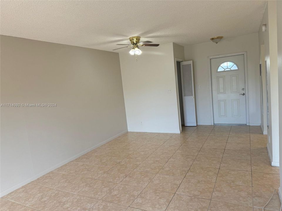 For Rent: $1,450 (1 beds, 1 baths, 650 Square Feet)