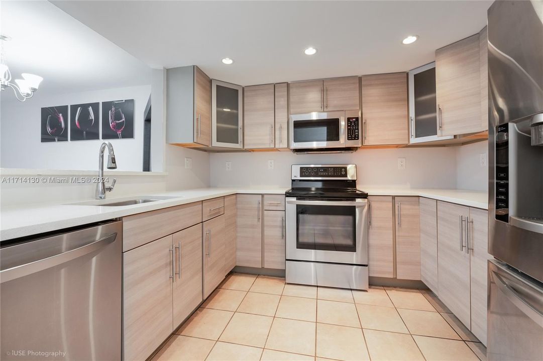 For Sale: $365,000 (2 beds, 2 baths, 986 Square Feet)