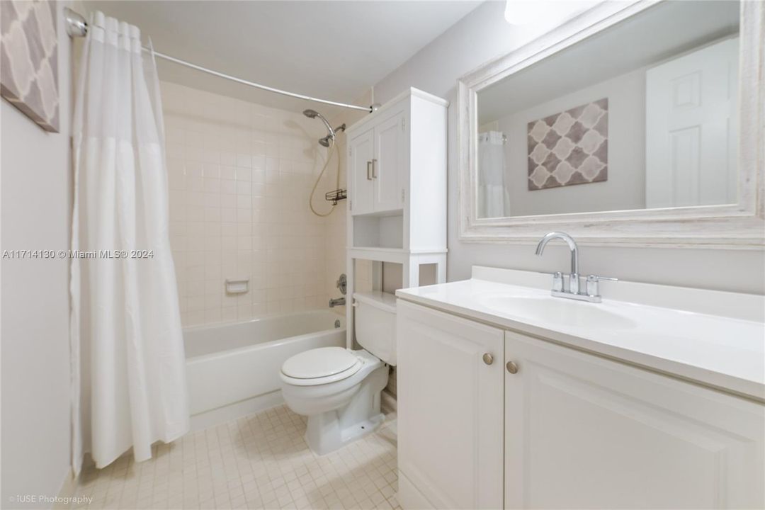 For Sale: $365,000 (2 beds, 2 baths, 986 Square Feet)