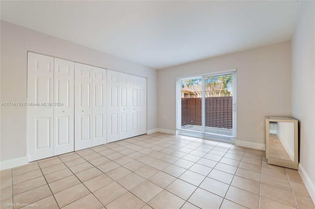 For Sale: $365,000 (2 beds, 2 baths, 986 Square Feet)