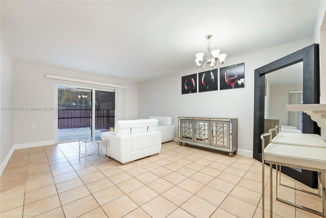 For Sale: $365,000 (2 beds, 2 baths, 986 Square Feet)