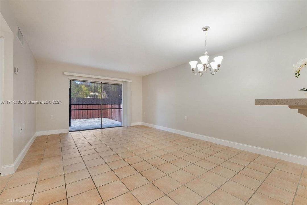 For Sale: $365,000 (2 beds, 2 baths, 986 Square Feet)