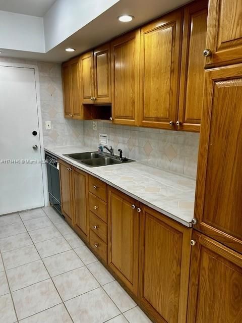 For Rent: $3,500 (1 beds, 1 baths, 980 Square Feet)