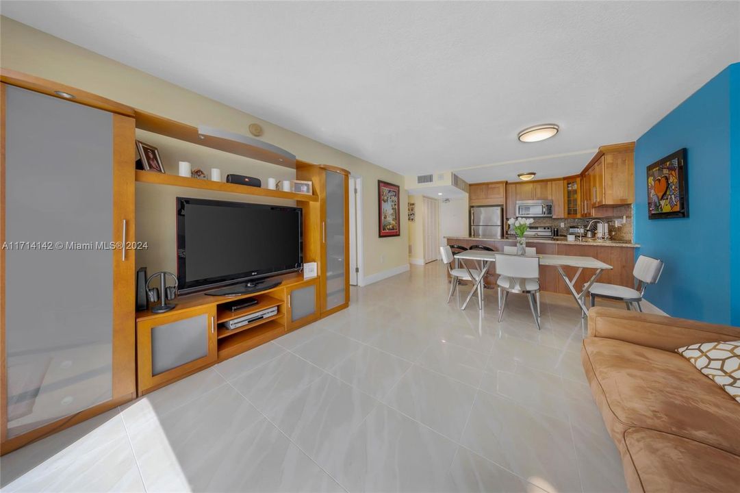 For Sale: $525,000 (1 beds, 1 baths, 655 Square Feet)