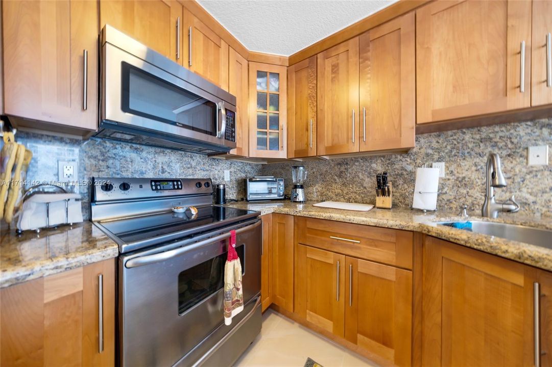 For Sale: $525,000 (1 beds, 1 baths, 655 Square Feet)