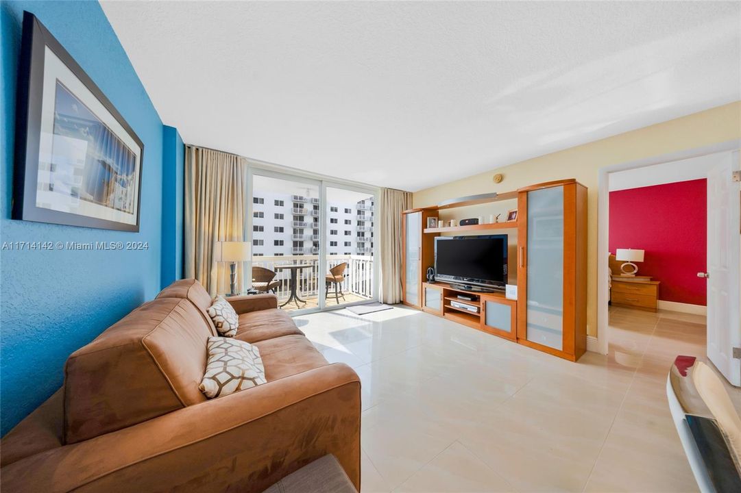 For Sale: $525,000 (1 beds, 1 baths, 655 Square Feet)