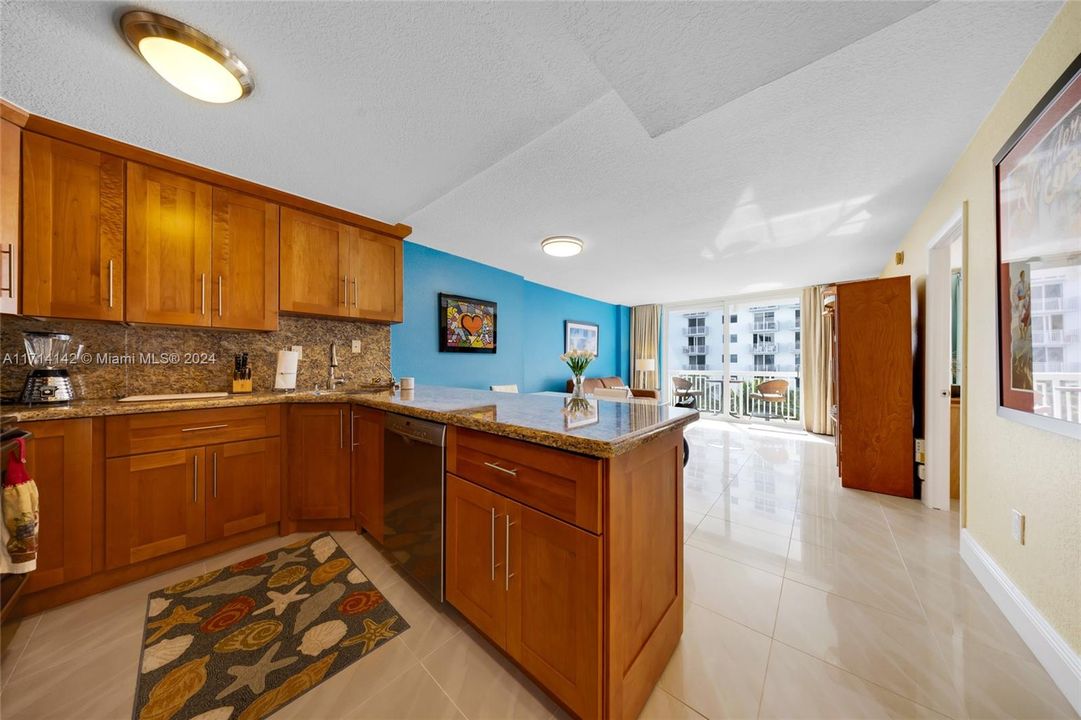 For Sale: $525,000 (1 beds, 1 baths, 655 Square Feet)