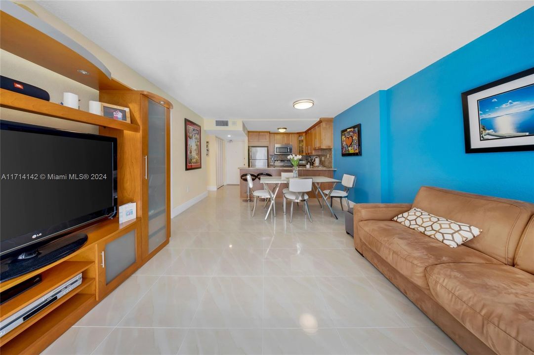 For Sale: $525,000 (1 beds, 1 baths, 655 Square Feet)